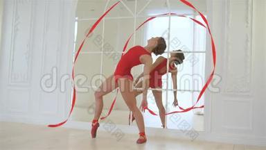 年轻漂亮的芭蕾舞演员穿着<strong>红色</strong>的衣服，<strong>红色</strong>的身体，<strong>红色</strong>的尖鞋，带着<strong>红色</strong>的丝带，一辆芭蕾舞火车，带着<strong>红色</strong>的丝带。